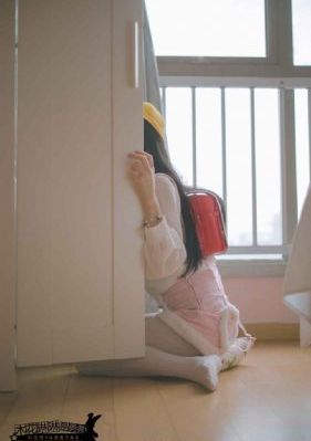 一前一后三个人