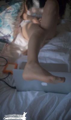 年轻女秘书