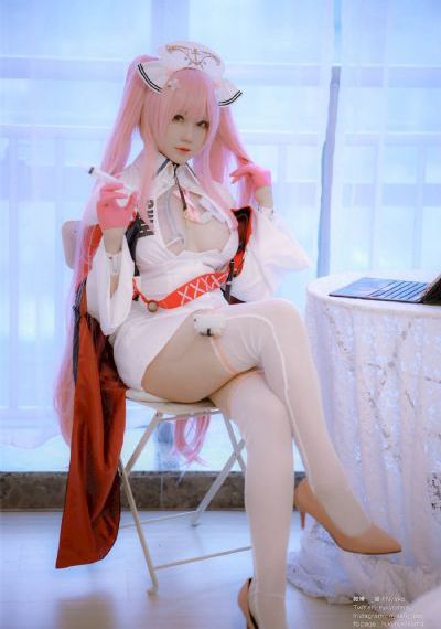 女性の乳頭を凸起しています