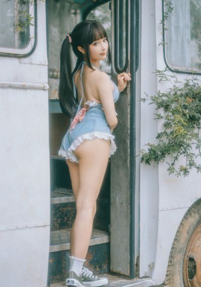 爸爸忘拉手刹俩孩子随车冲进鱼塘